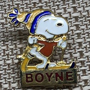Vintage Snoopy Boyne skiing brooch